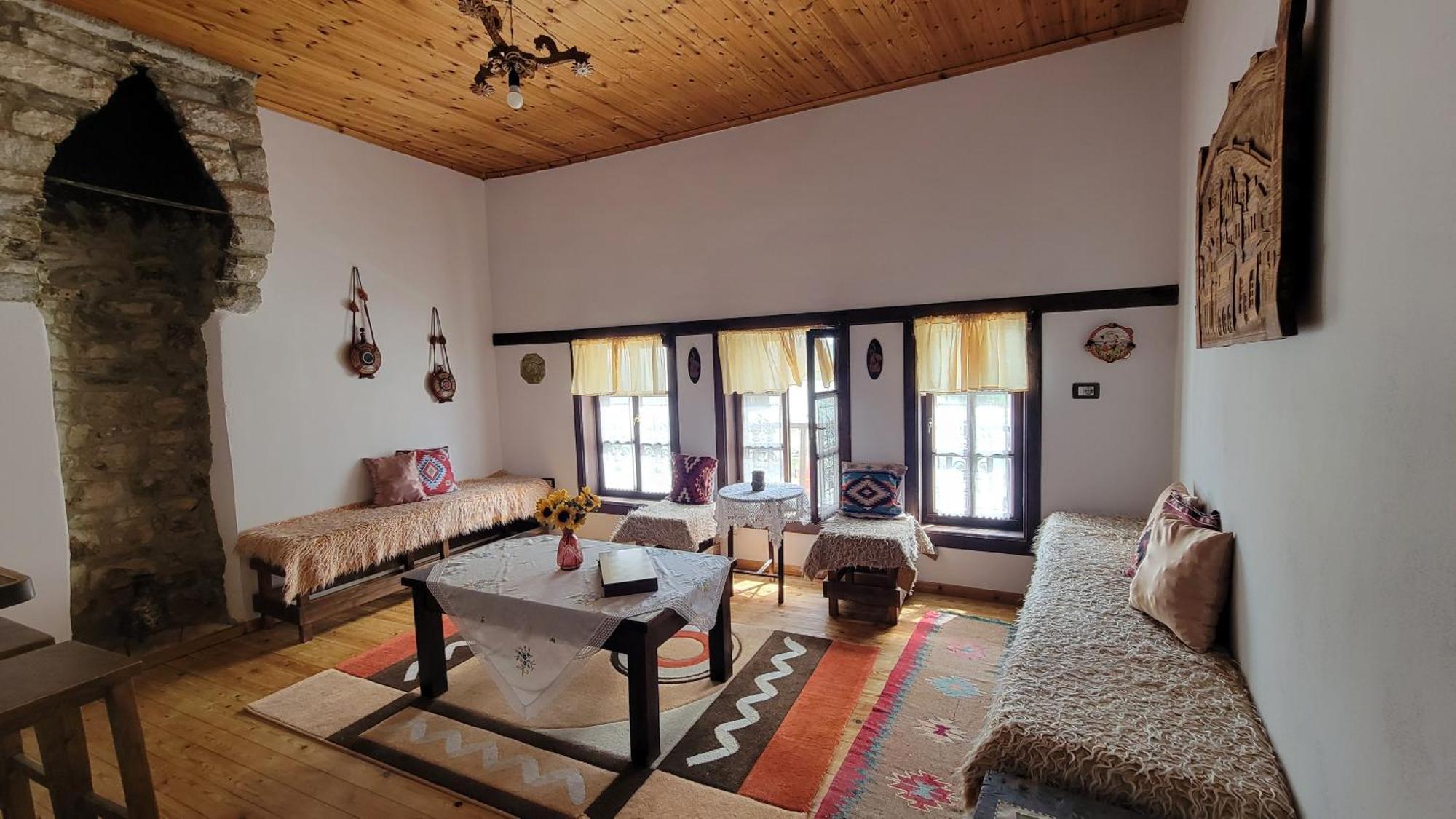 Guest House Mangalem Berat Exterior photo