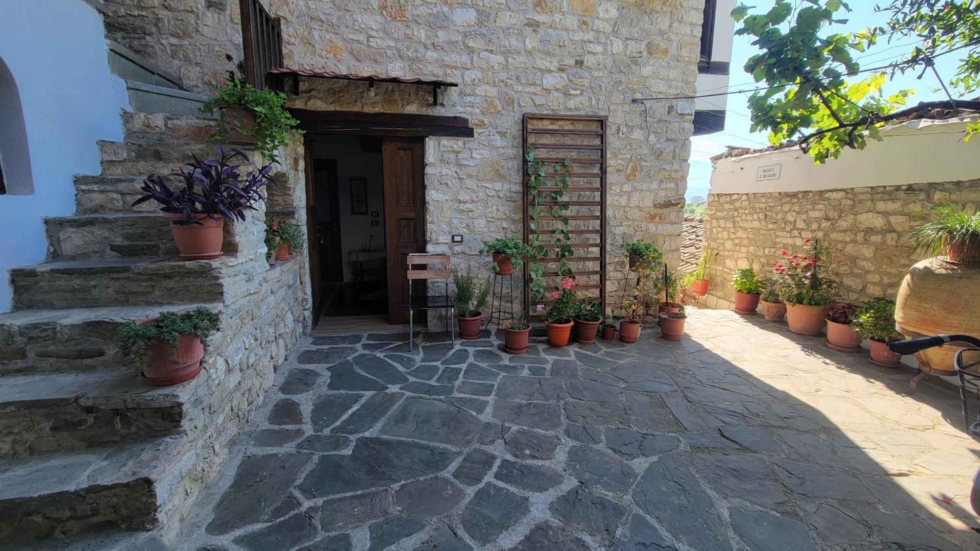 Guest House Mangalem Berat Exterior photo