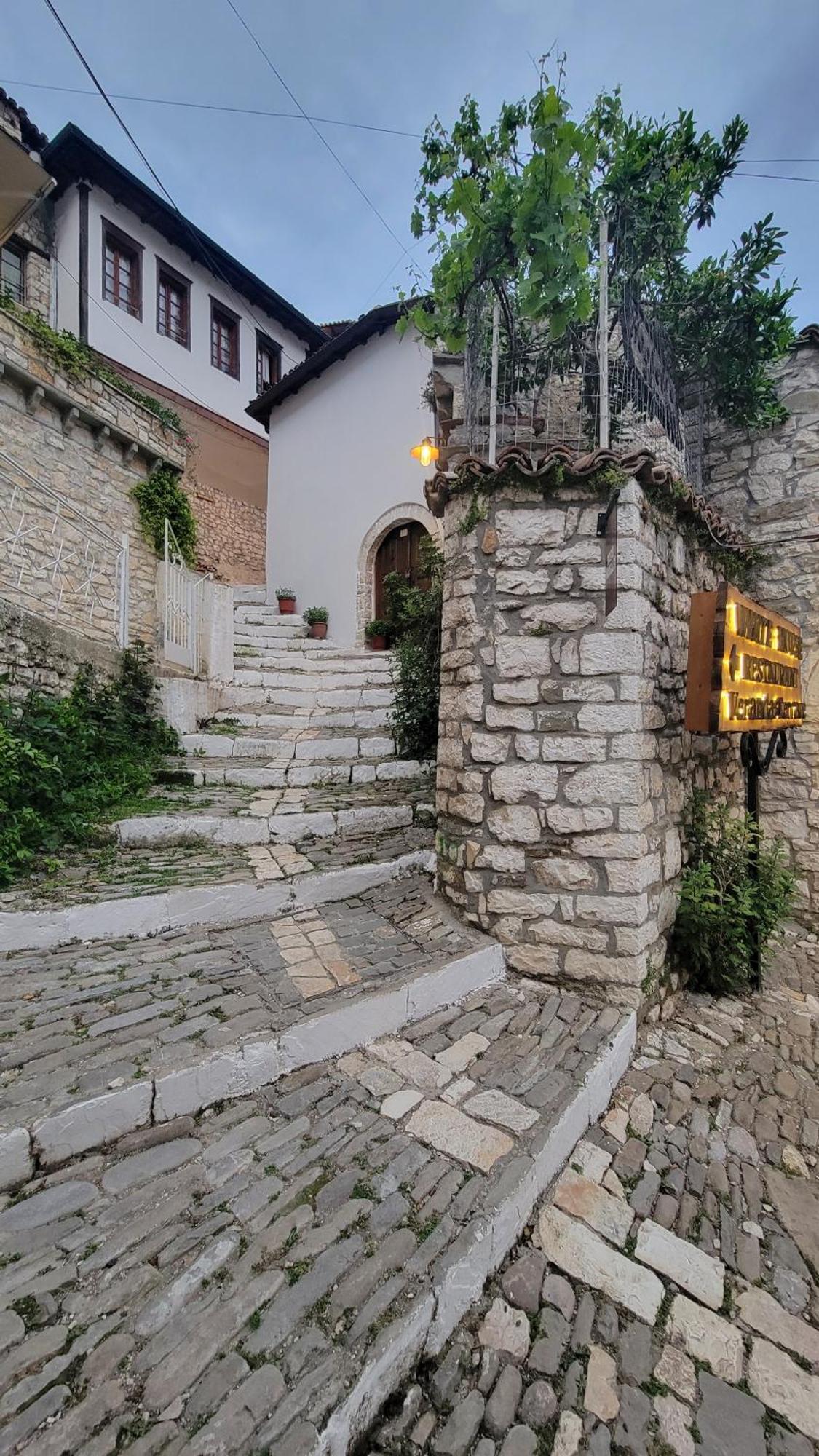 Guest House Mangalem Berat Exterior photo
